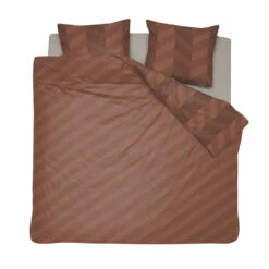 Damai Dekbedovertrek Atomy - Bio Satijn - 260x200/220 Cm - Brick Red -NL Beddengoed Verkoop 2024 1000030592 0101
