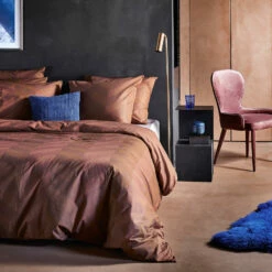 Damai Dekbedovertrek Atomy - Bio Satijn - 260x200/220 Cm - Brick Red -NL Beddengoed Verkoop 2024 1000030592 0102