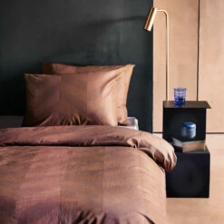 Damai Dekbedovertrek Atomy - Bio Satijn - 140x200/220 Cm - Brick Red -NL Beddengoed Verkoop 2024 1000030638 0102